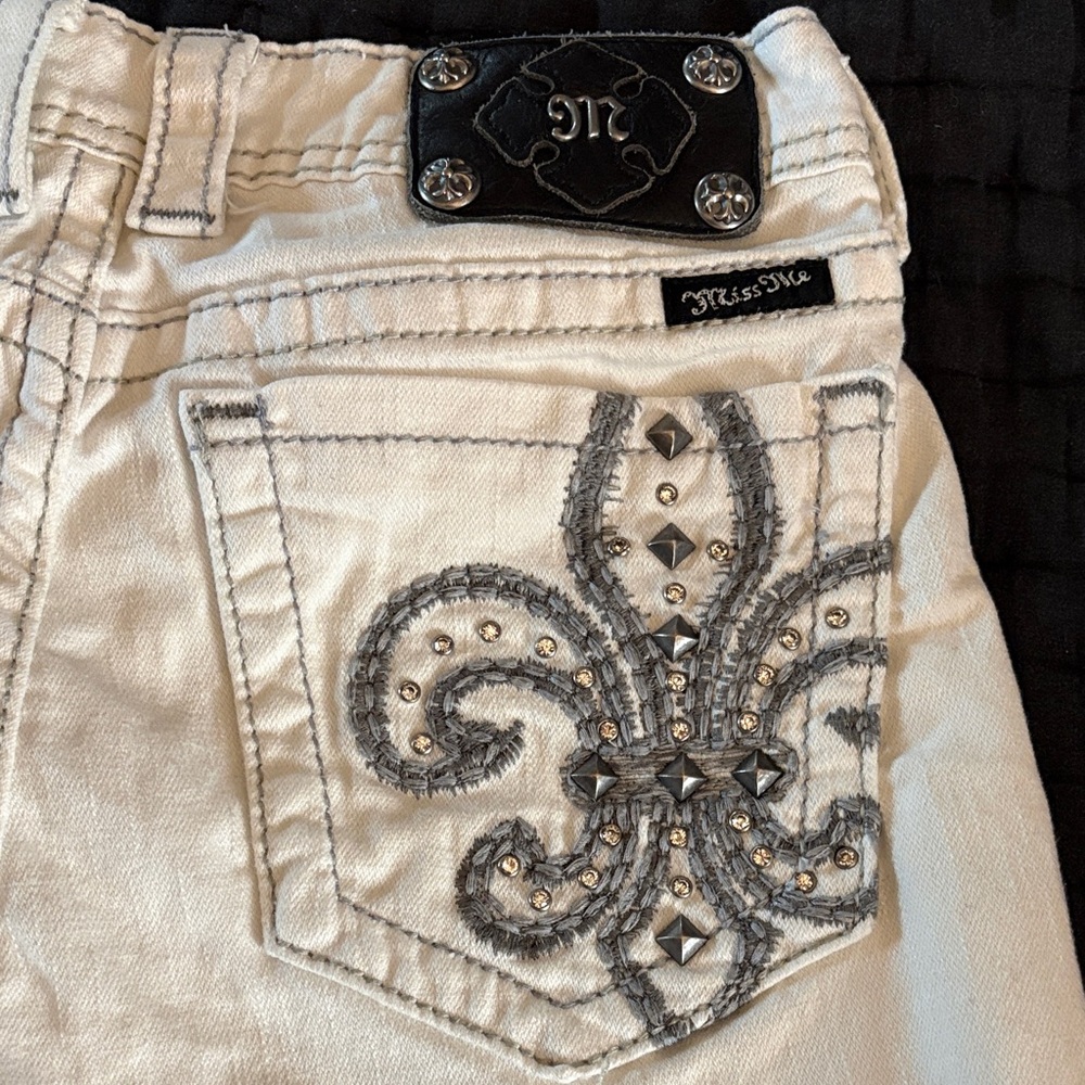Miss Me White Shorts with Gray Embroidery Bermuda size 29 - Picture 2 of 5